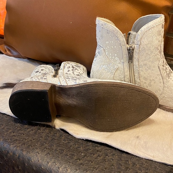 Very G Cream and Silver Ankle Booties - Picture 2 of 7